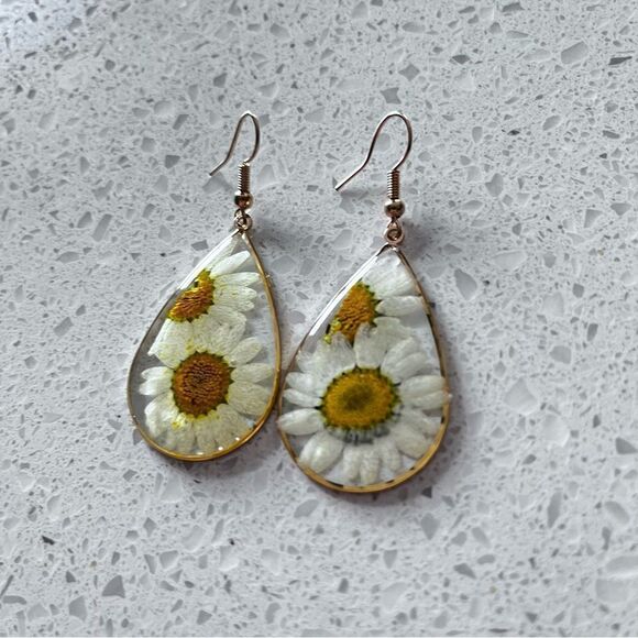 Bohemian Real Dry Drop-Shaped White Flower Earrings - Picture 9 of 12